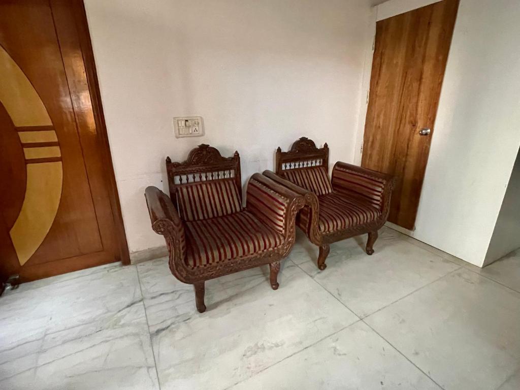 1BHK entire floor with full kitchen and 2 halls very spacious Near Medanta hospital photo