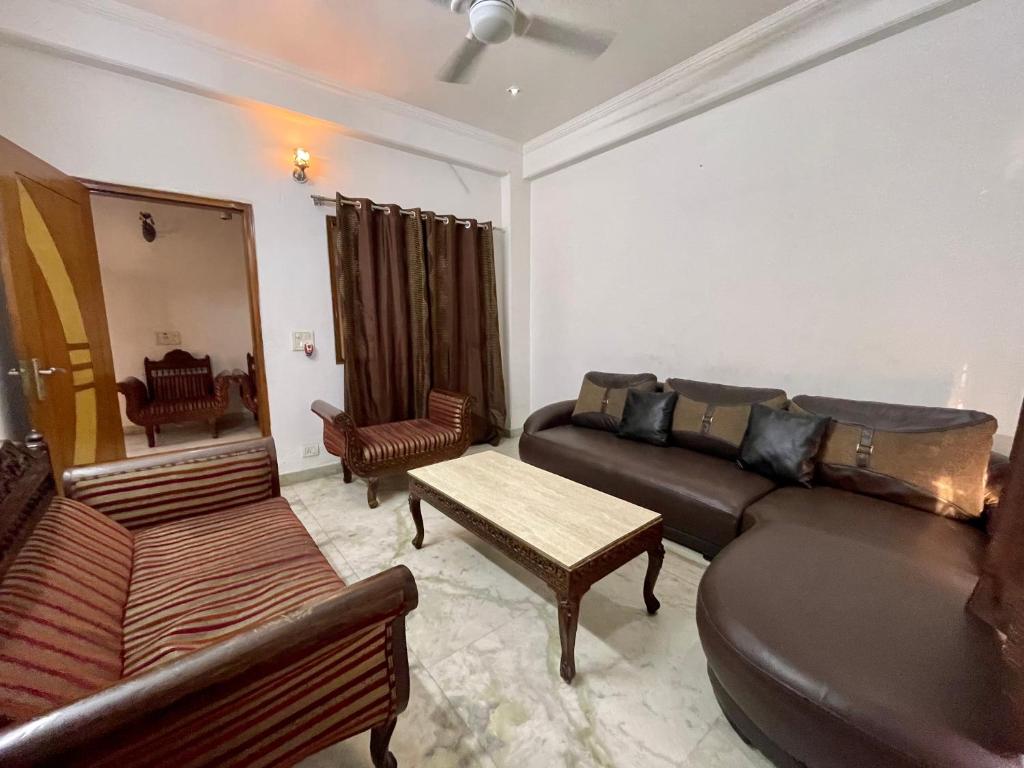 1BHK entire floor with full kitchen and 2 halls very spacious Near Medanta hospital — Hotel in New Delhi and NCR