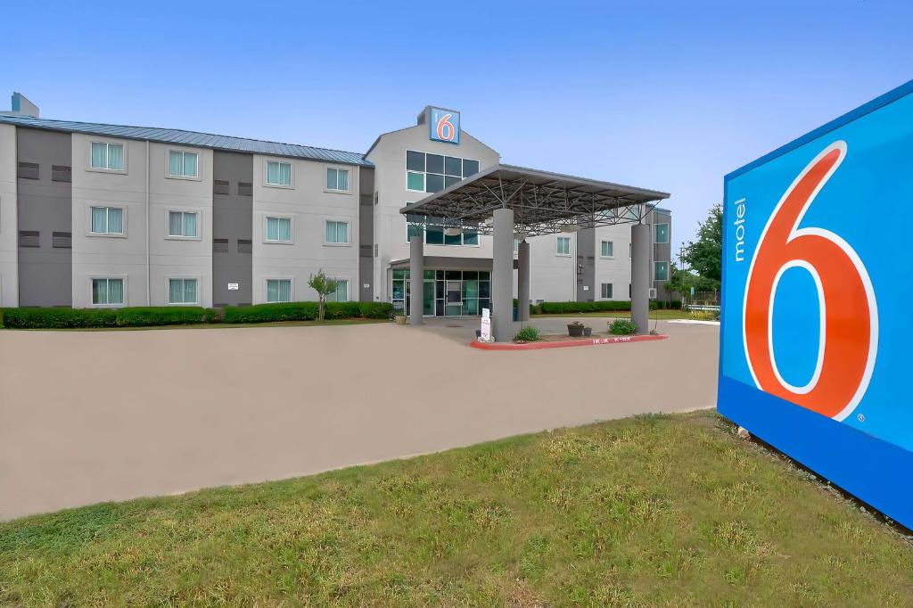 Motel 6-Benbrook, TX - Fort Worth — Hotel in Benbrook (TX)
