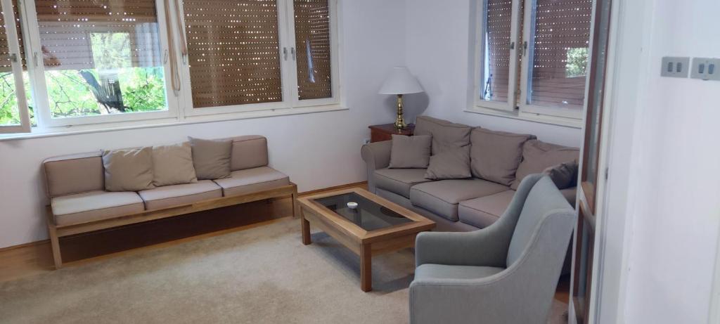 Lovely 2-bedroom Apt with free parking & wifi - 4