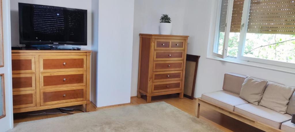 Lovely 2-bedroom Apt with free parking & wifi - 5