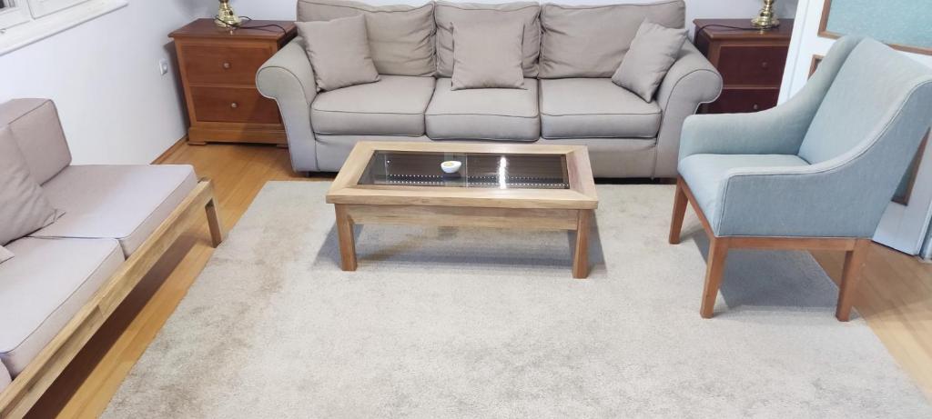 Lovely 2-bedroom Apt with free parking & wifi - 3
