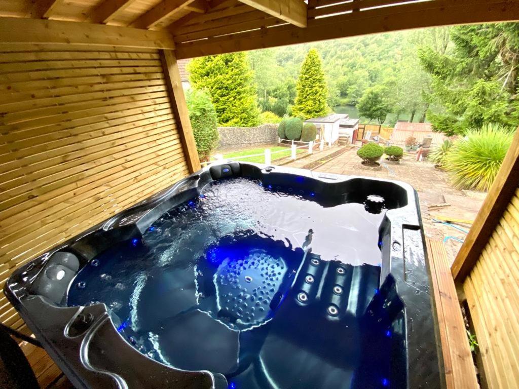 Lakeside View With Hot Tub, Abertillery