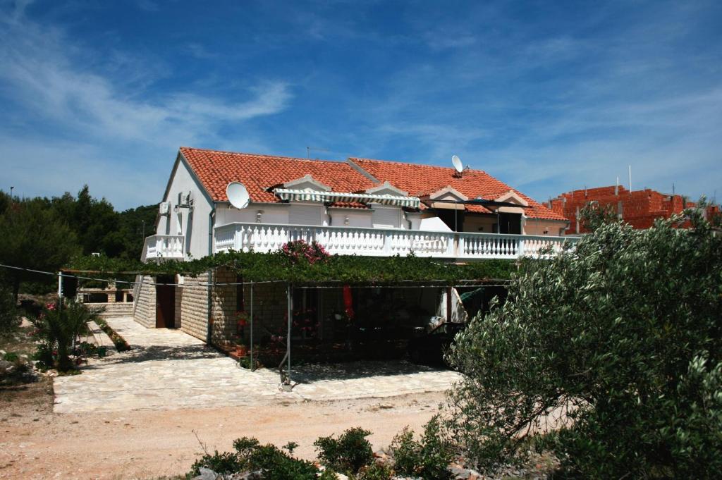 Apartments and rooms with parking space Jezera, Murter - 5082 — Hotel in Jezera