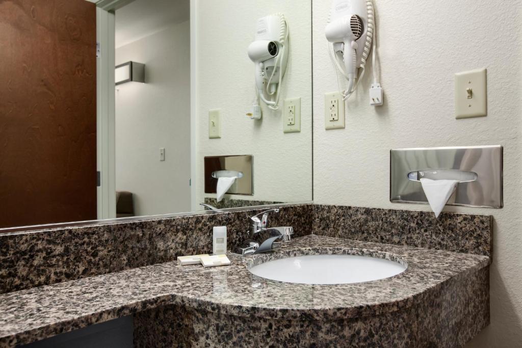 Microtel Inn & Suites By Wyndham Belle Chasse/new Orleans Photo 5