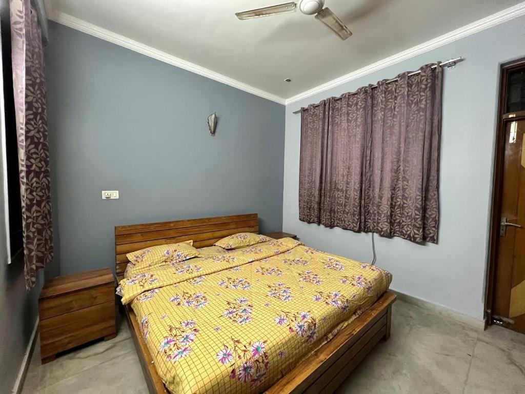 1BHK entire floor with full kitchen and 2 halls very spacious Near Medanta hospital photo