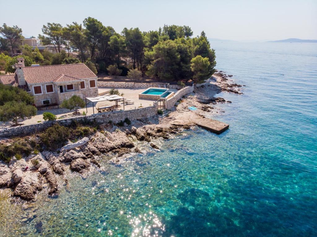 Villa Rudini with heated pool, Okrug Gornji