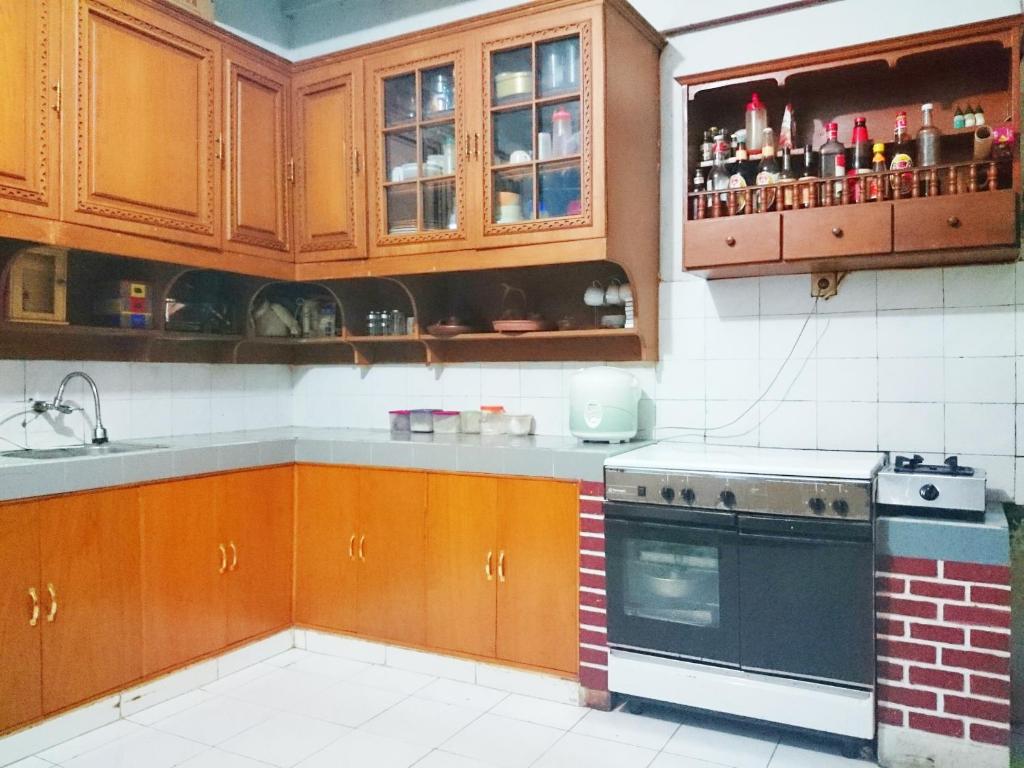 Kitchen, Hostel Bogor (perlu bukti nikah) in Bogor