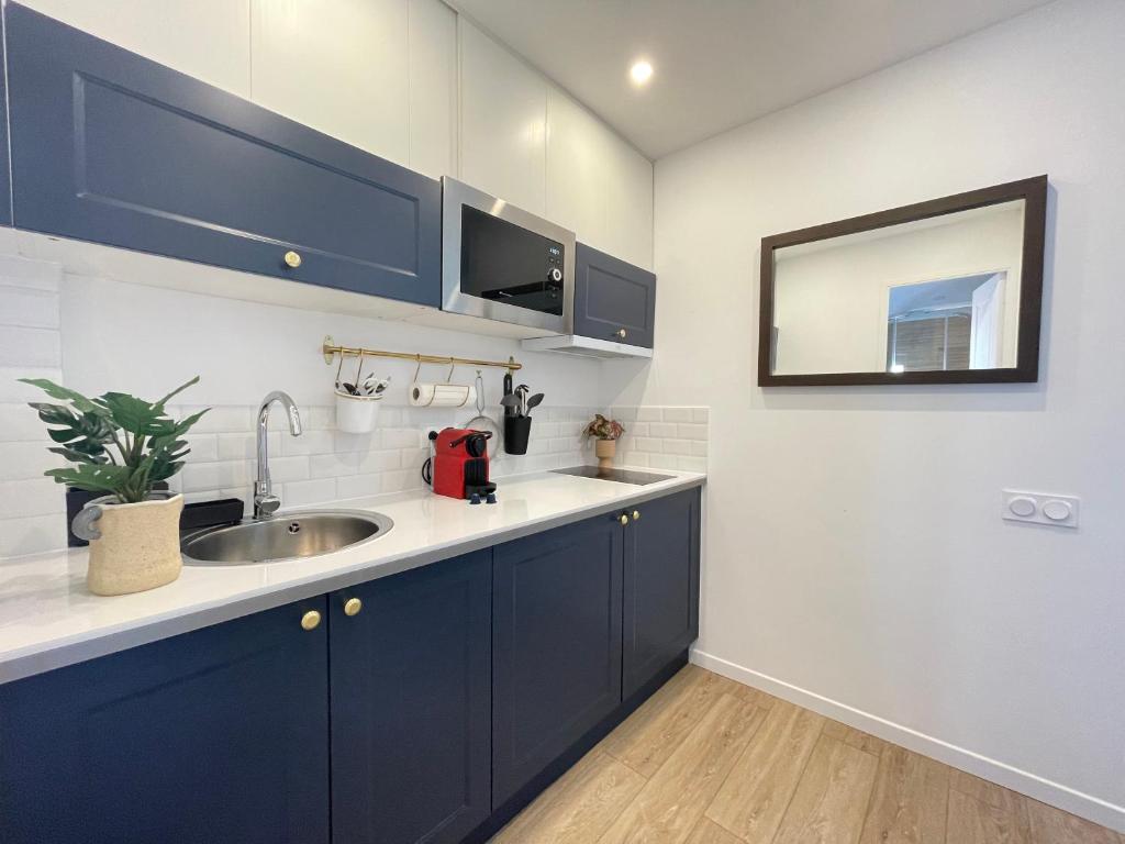 Nice Renting - FERSEN - 2 Rooms Vieil Antibes - AC - Safranier - Big Terrace - 4