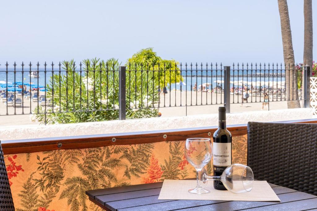 Frontline Playa las Vistas with pool, parking, sea - 2