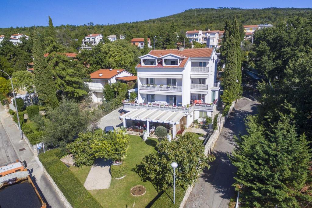 Apartments by the sea Selce, Crikvenica - 4802 — Hotel in Selce