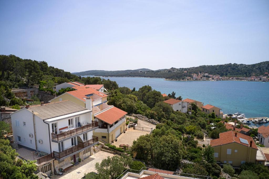 Apartments and rooms by the sea Tisno, Murter - 5128 — Hotel in Tisno