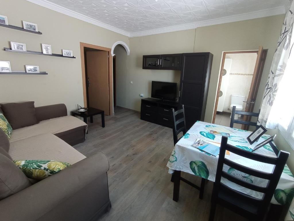 Apartamento, dos dormitorios, tipo ático cerca del centro - 3