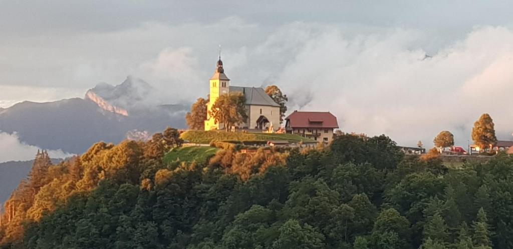 Dans un village savoyard a 1000 m d'altitude bel appartement spacieux de140m2 avec vue magnifique sur la montagne - 2