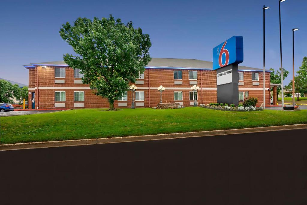 Econo Lodge Inn & Suites Tulsa I-44 - Memorial Drive photo