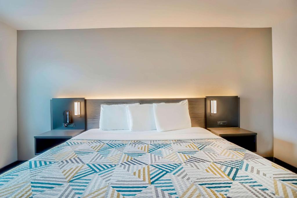 Econo Lodge Inn & Suites Tulsa I-44 - Memorial Drive photo