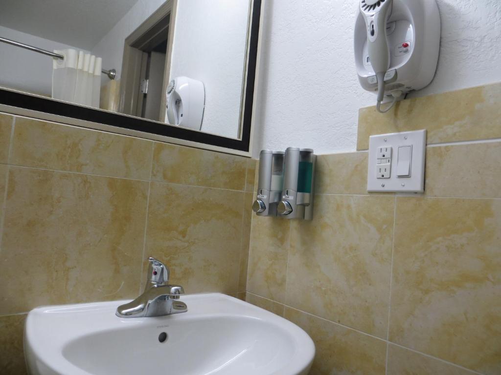 Budget Inn Lake Wales photo