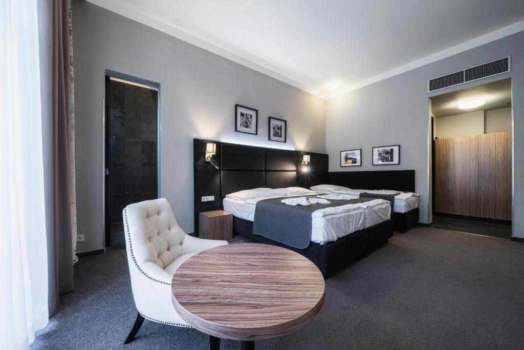 Hotel Noir photo