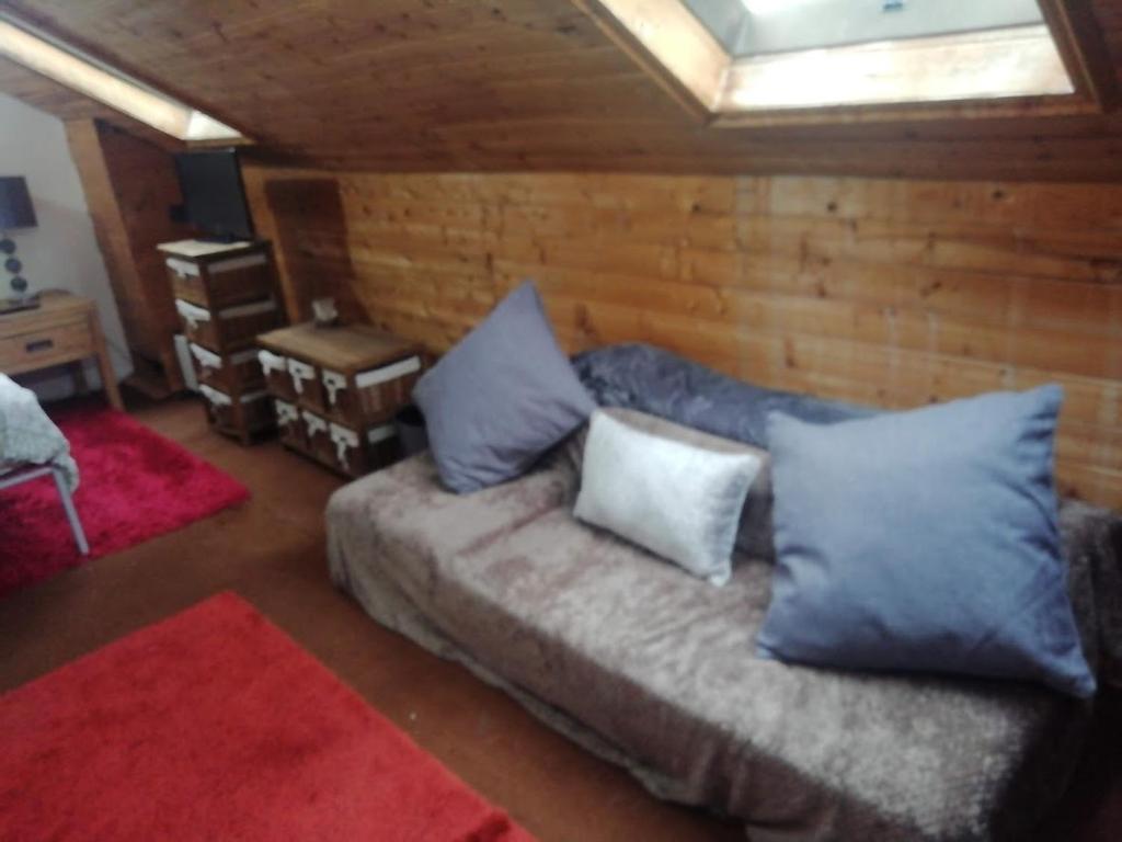 Cozy Loft in Bushey, 20 mins by train to Euston London photo