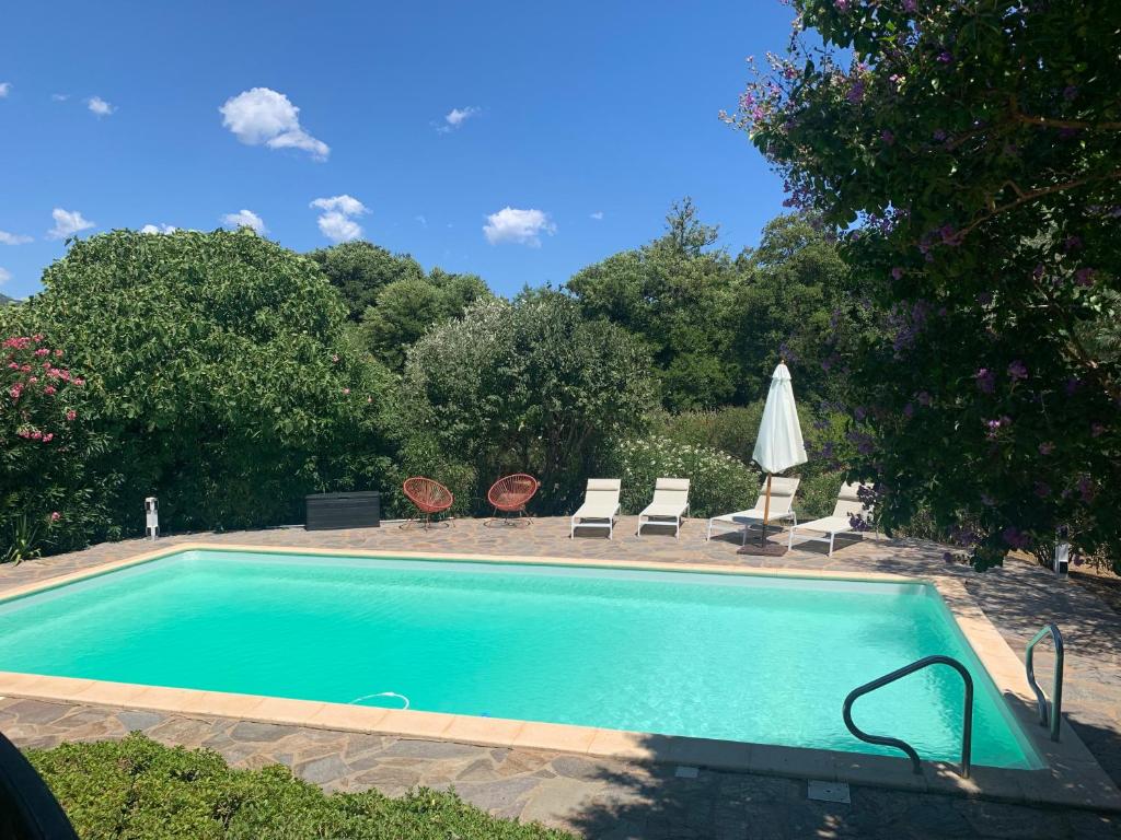 Villa privée dans un cadre verdoyant , piscine et grand jardin - 4