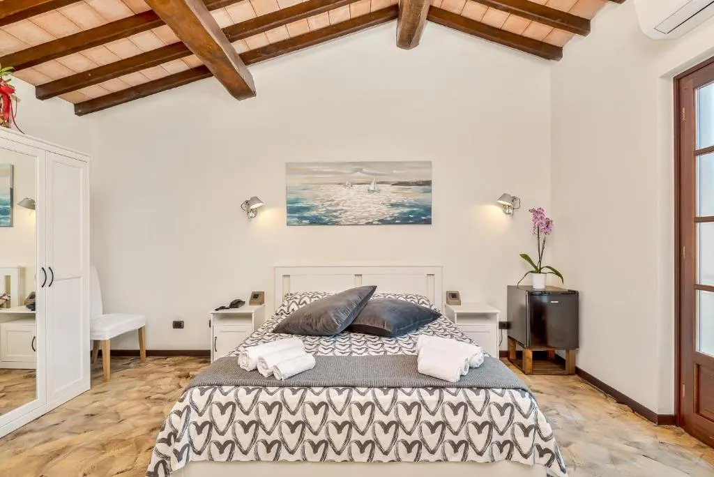 Hotel la Pietra restaurant, מלון בפוסדינובו