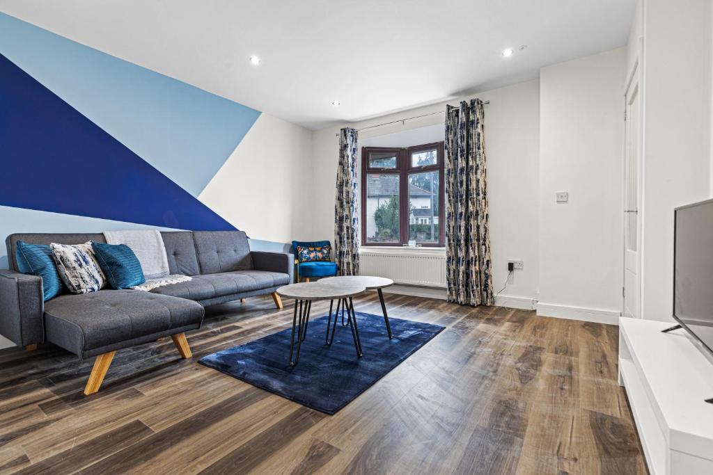 Walsall - 4 Bedroom House, Wi-Fi, Garden , Sleeps 8 - JRR Stays, Bescot