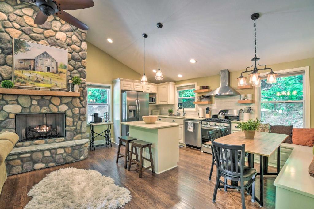 Knobby Creek Cottage with Hot Tub and Grill!