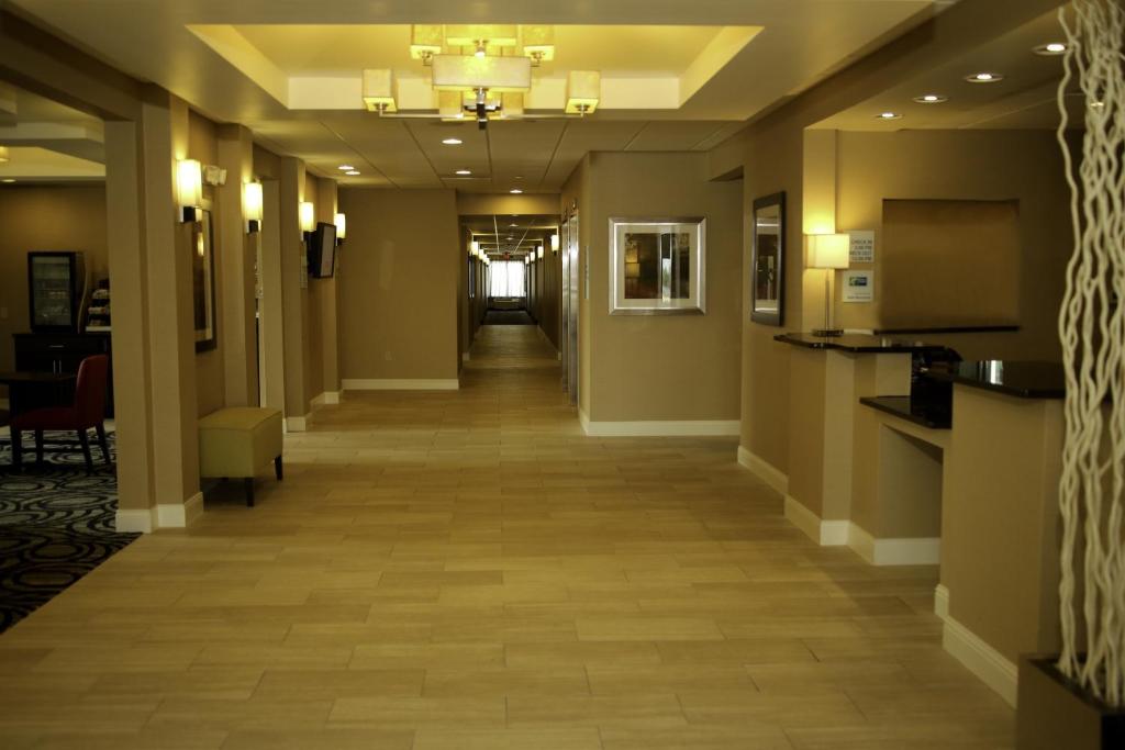 Holiday Inn Express & Suites Marion Northeast photo