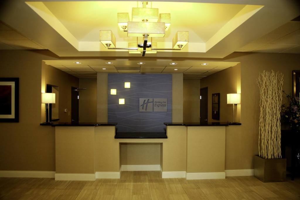 Holiday Inn Express & Suites Marion Northeast photo