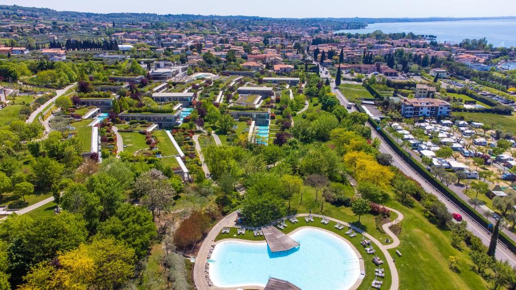 Parc Hotel Germano Suites & Apartments — Basen in Bardolino, Wenecja Euganejska
