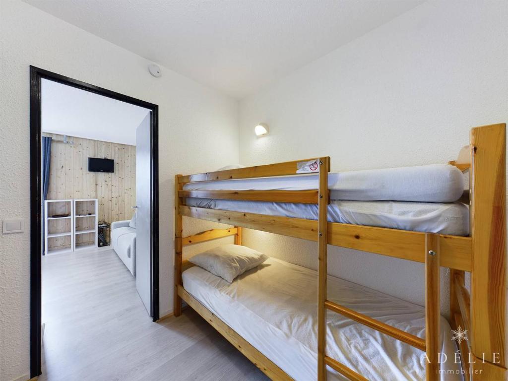 Studio rénové skis aux pieds, balcon sud, parking inclus, proche commerces et garderie. - FR-1-398-512 - 2