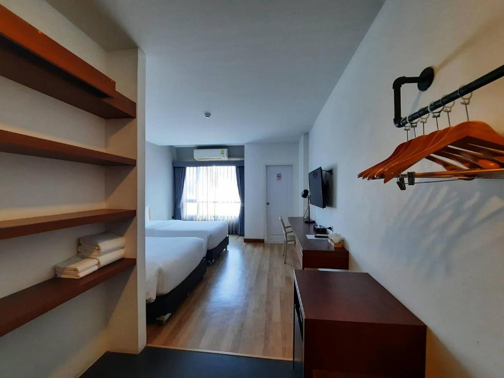 Comet Hotel Surat Thani photo