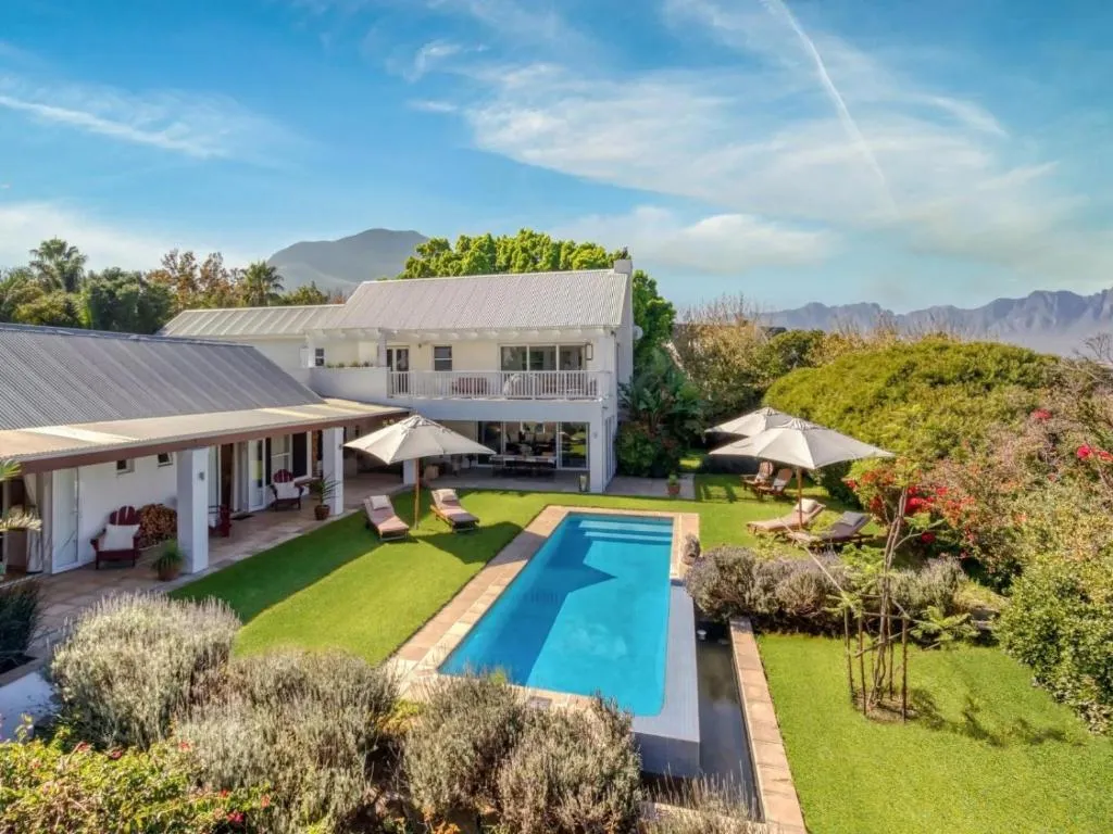 Explorer Guesthouse, hotel in Somerset West