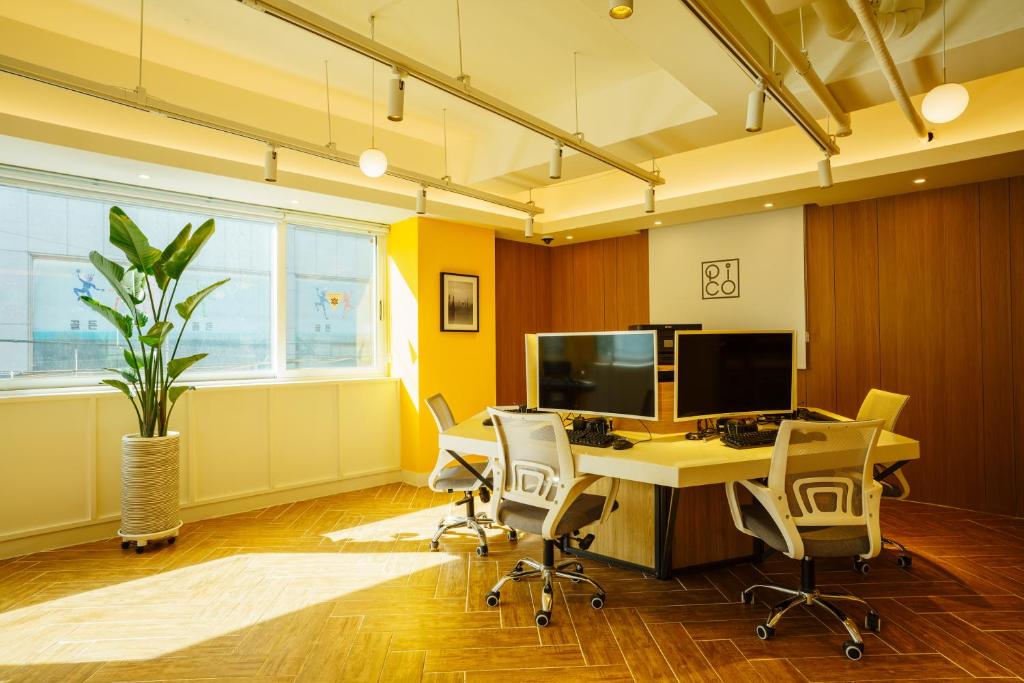 Shared lounge/TV area