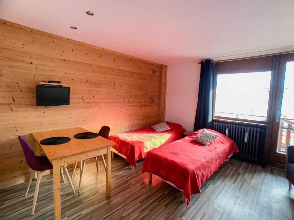 Studio rénové Proche des pistes et des commerces Balcon avec vue montagne - FR-1-502-431 - 1