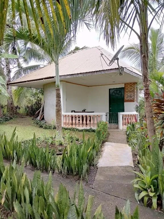 Jupiters Garden Cottages, Hotel in Lawa-an