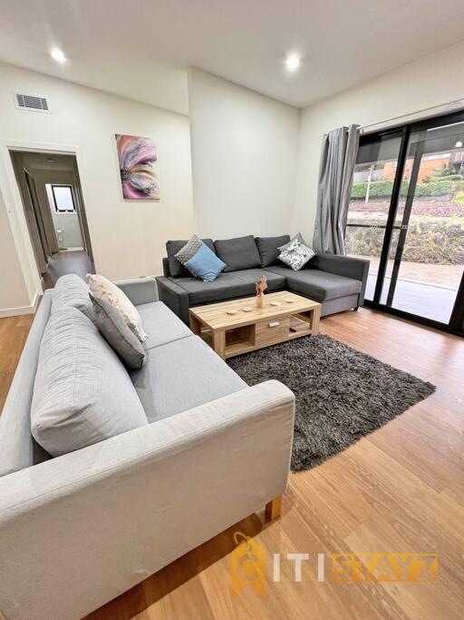 Lavish in Lyons - 3bd 2bth Spacious &amp; Modern Home — Hotel in Canberra