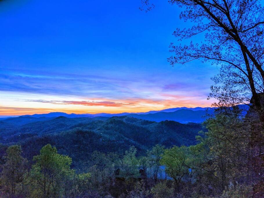 Kiss The Clouds - loft with a king bed, Sevierville