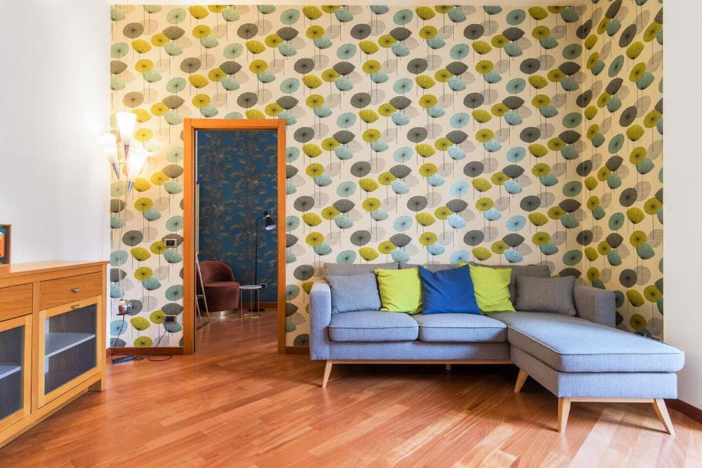 Colored and spacious flat close to Navigli by Easylife, Milán