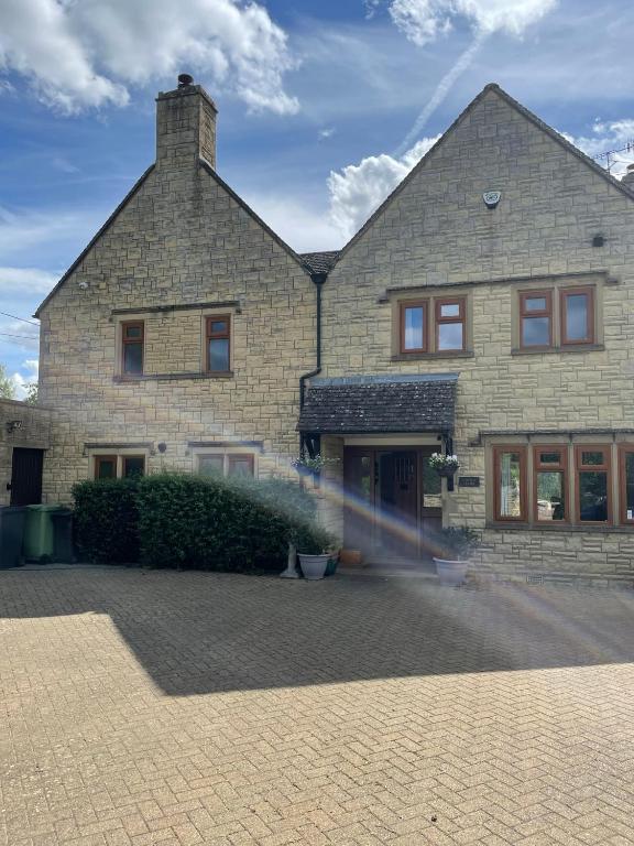 Cotswolds Luxury House - large dog-friendly group home in central Bourton-on-the-Water