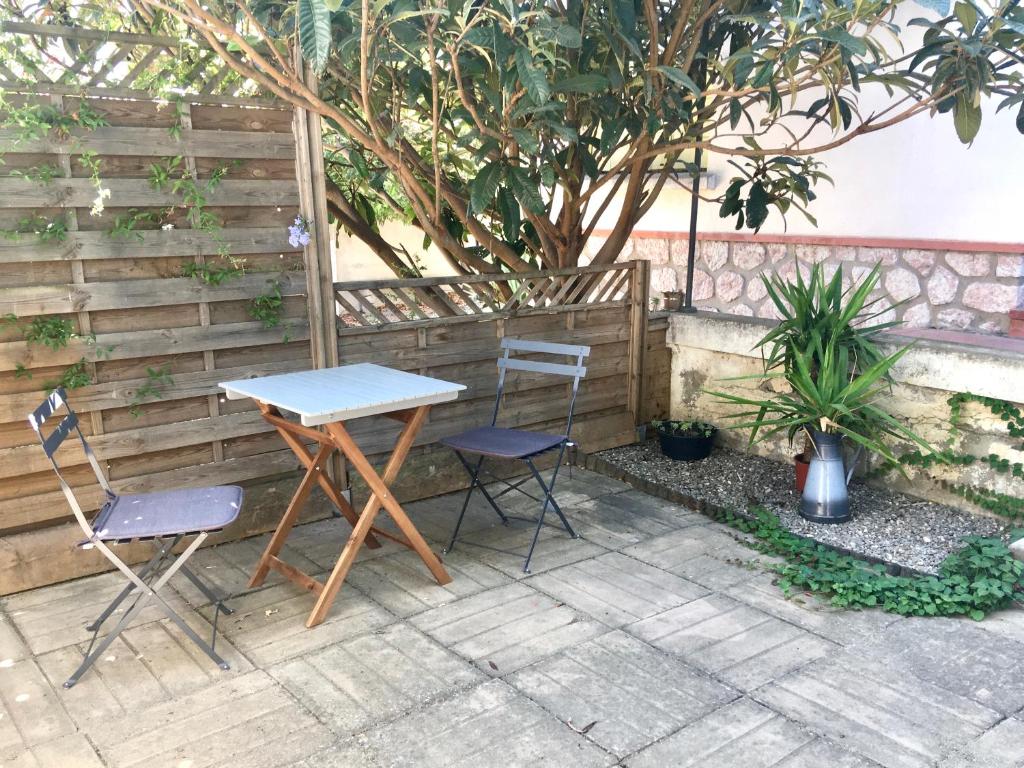 Dans une maison, appartement indépendant et jardin - 3