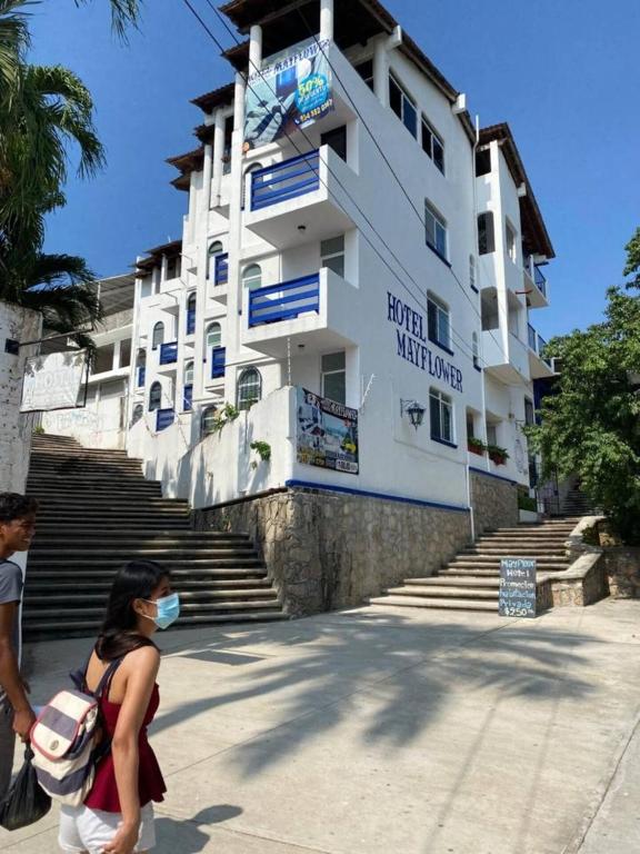 MayFlower Hotel & Hostal - 1