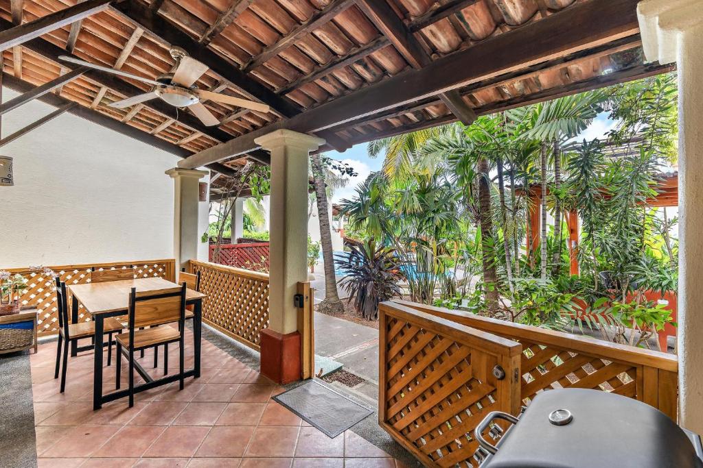 Colorful & Private 2-Bedroom Condo Just a Short Walk from the Beach, Coco