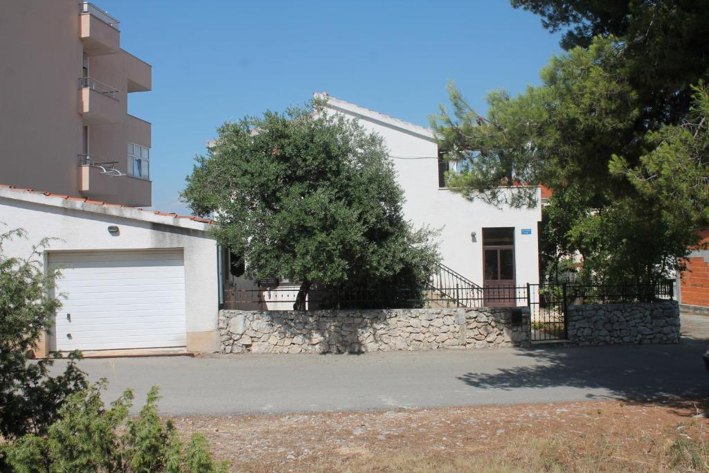 Apartments with a parking space Businci, Ciovo - 14010 — Hotel in Okrug Gornji