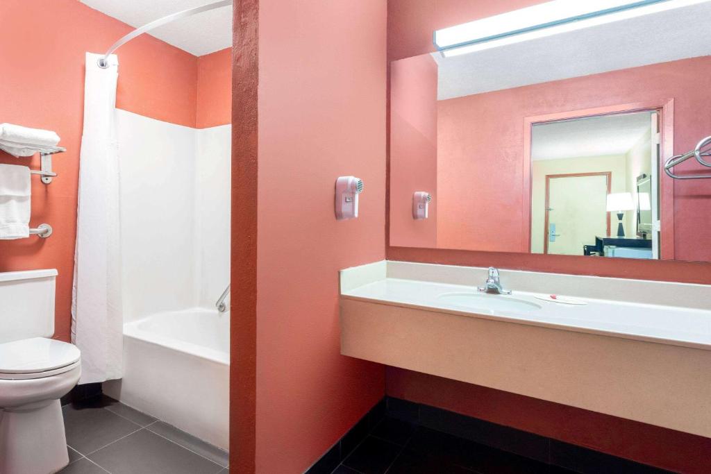 Travelodge by Wyndham Richmond IN photo