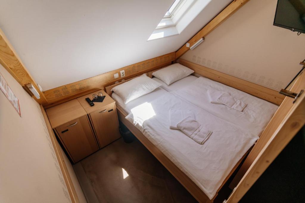 Small Double Room with Shared Bathroom