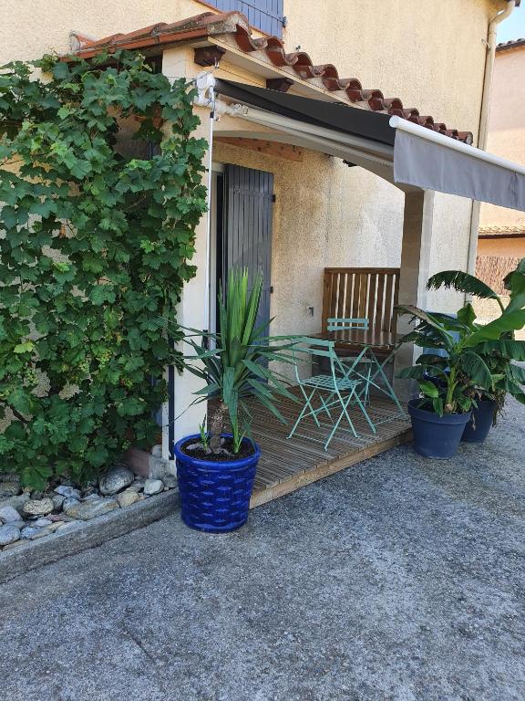 T2 jusqu'à 4 personnes en rez-de-jardin de maison, avec piscine, draps et serviettes de toilette fournis - 1