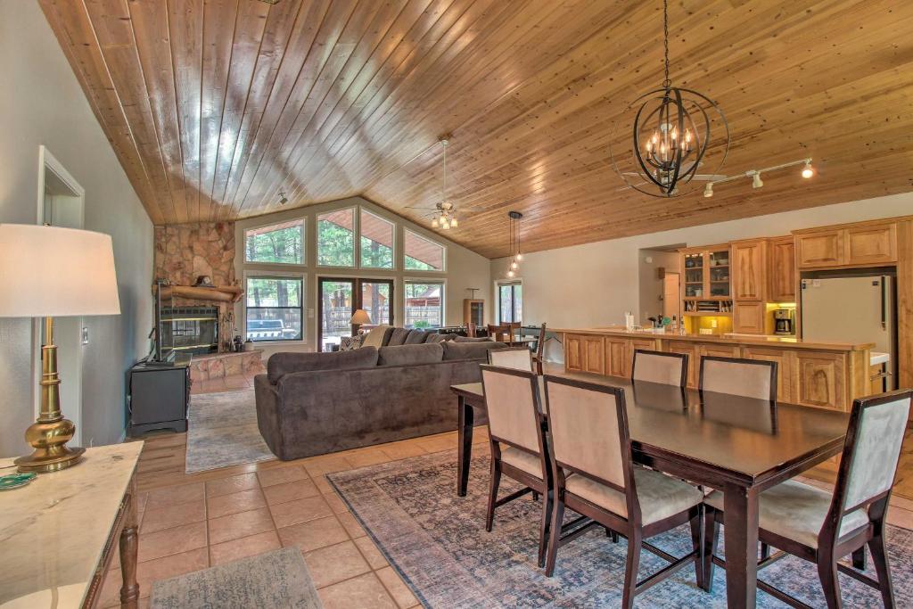 Yard, Grill and Games Spacious Cabin in Lakeside!, Sponseller