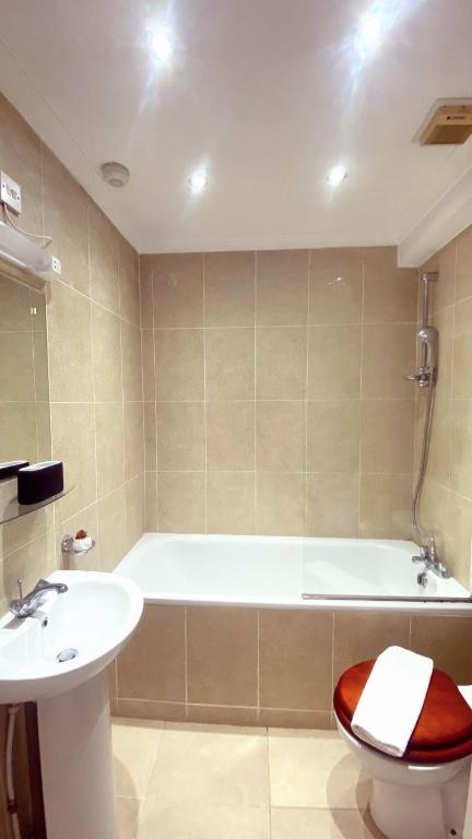 Spacious 2-Bedroom, 2-Bath Flat with Traditional Decor and Extra Sleeping Capacity in Chelsea photo