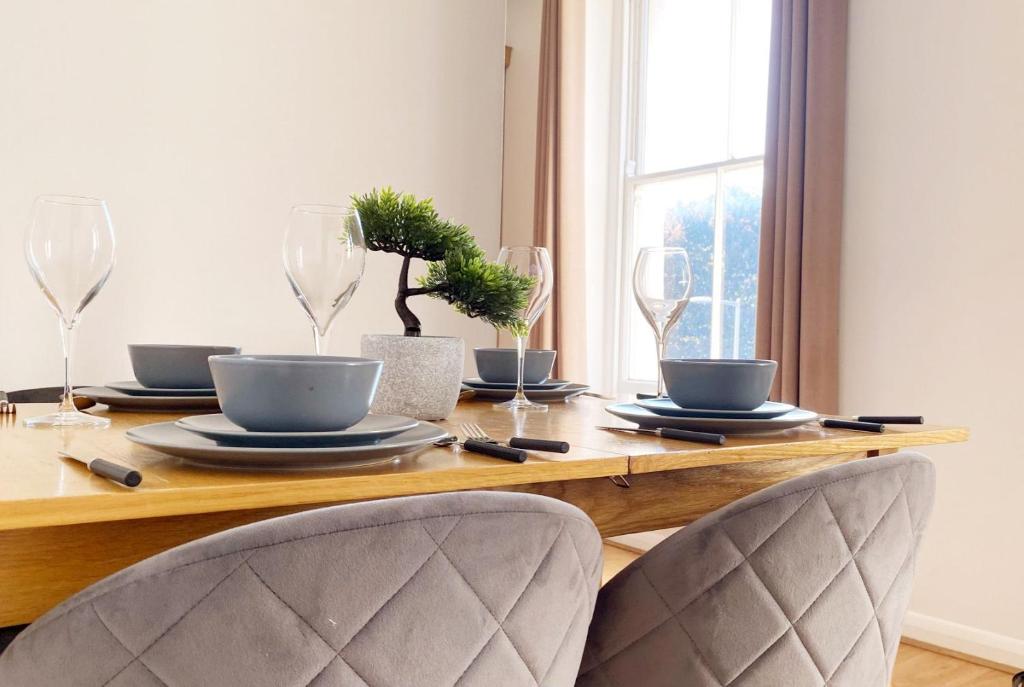 Spacious 2-Bedroom, 2-Bath Flat with Traditional Decor and Extra Sleeping Capacity in Chelsea photo